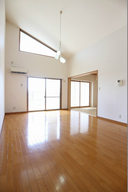 その他共有部分　リビングの天井高はこのように吹き抜け感を演出した広々な空間。