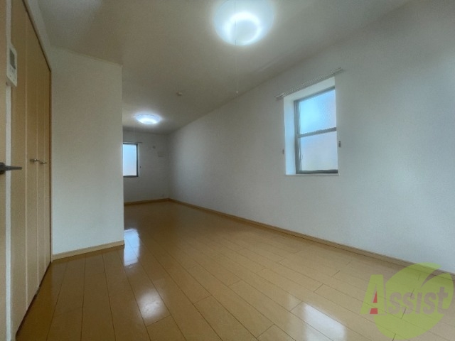 その他部屋・スペース　寝室はリビングと同じお部屋ですね。広いですね