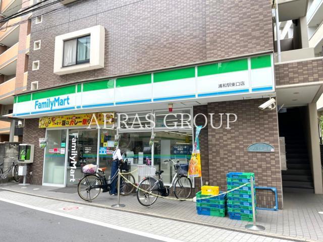 コンビニ　ファミリーマート 浦和駅東口店（コンビニ）まで184m