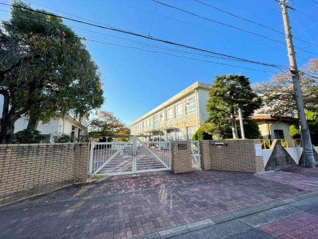 小学校　名古屋市立岩塚小学校（小学校）まで304m