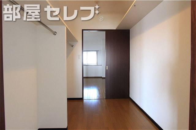 収納　通り抜け可能なウォークインクローゼット。