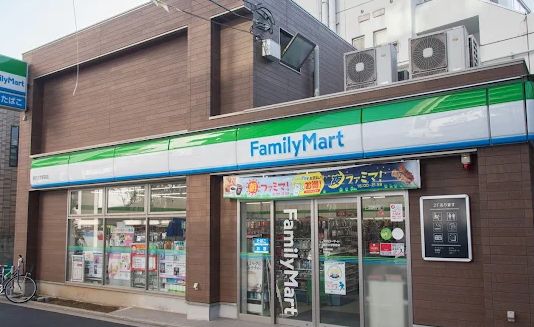 コンビニ　ファミリーマート駒沢大学駅前店（コンビニ）まで328m