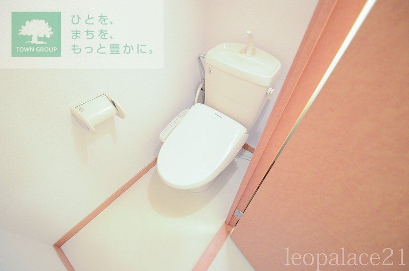 トイレ　温水洗浄便座付きです♪
