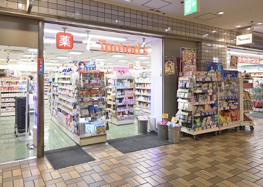 ドラックストア　トモズ神谷町店（ドラッグストア）まで399m