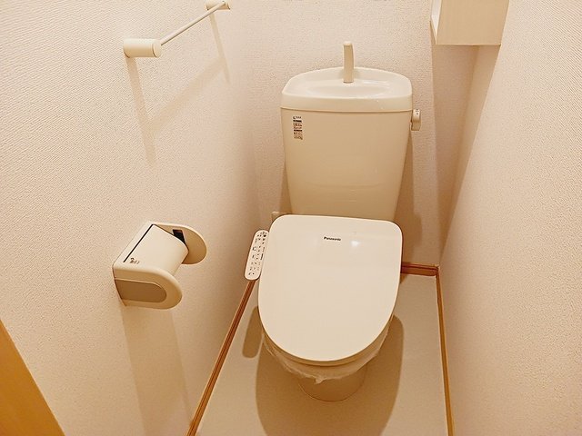 トイレ　落ち着いた色調のトイレです