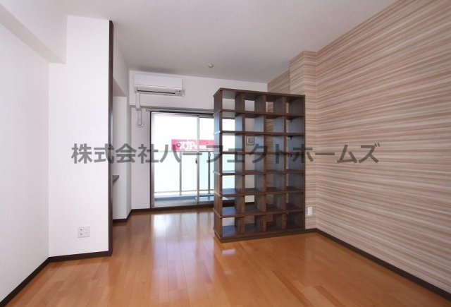 居室・リビング　入口からお部屋です