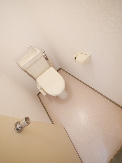 トイレ　★嬉しい温水洗浄便座付きのトイレです★