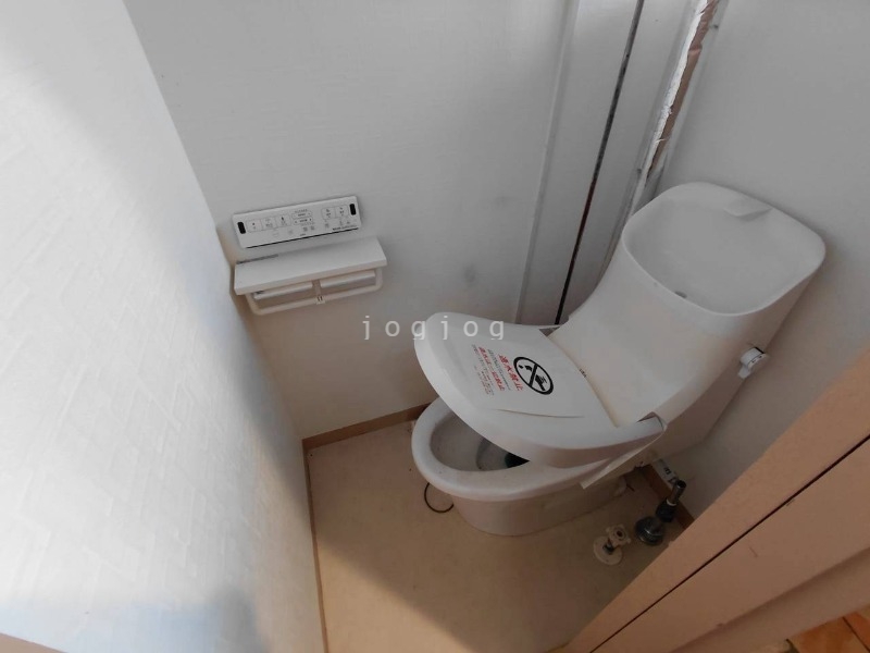 トイレ　嬉しい温水洗浄便座付きのトイレです。