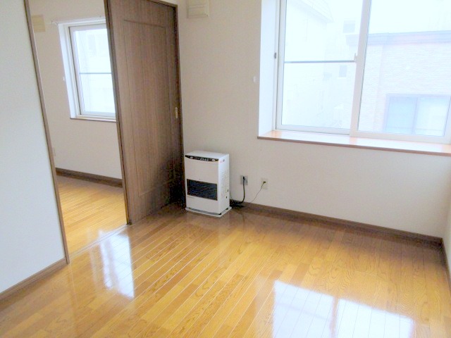 その他　冬は暖かく経済的な灯油ストーブがついています♪