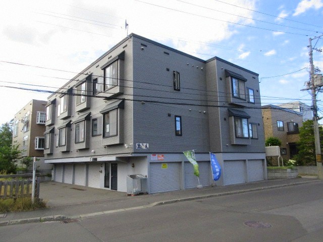建物外観　敷地内にゴミ捨て場あります♪