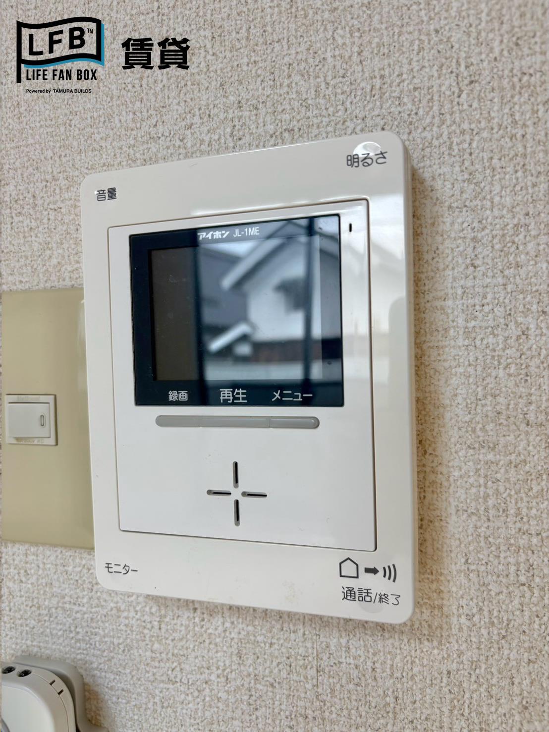セキュリティ　※同間取り102号室の室内写真です。壁紙や床の色など仕様が異