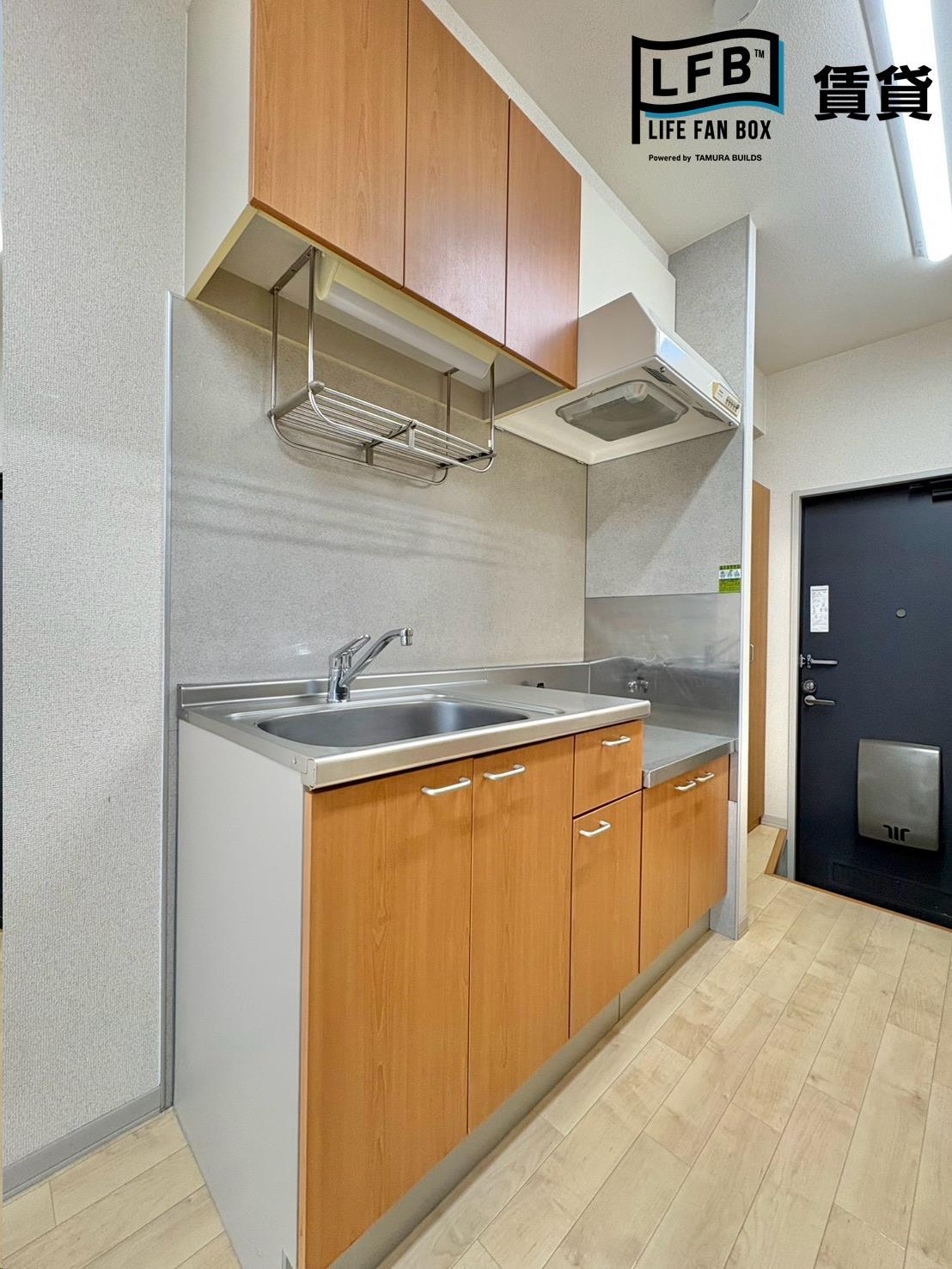キッチン　※同間取り102号室の室内写真です。壁紙や床の色など仕様が異