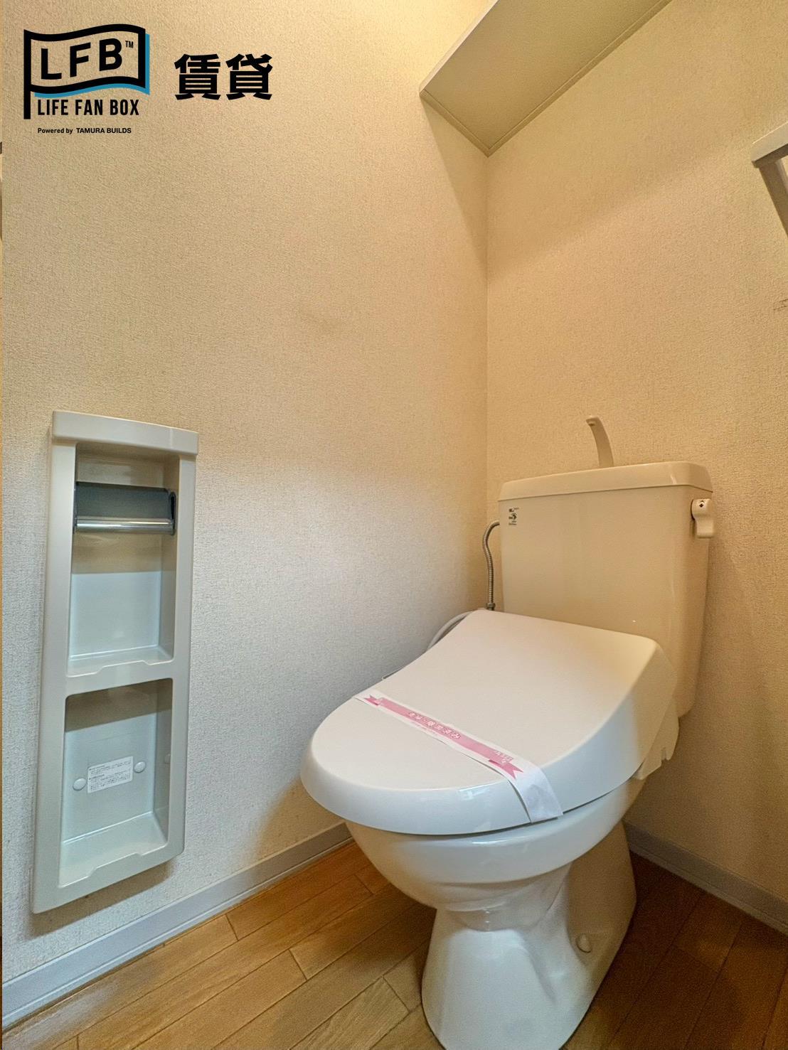 トイレ　※同間取り102号室の室内写真です。壁紙や床の色など仕様が異