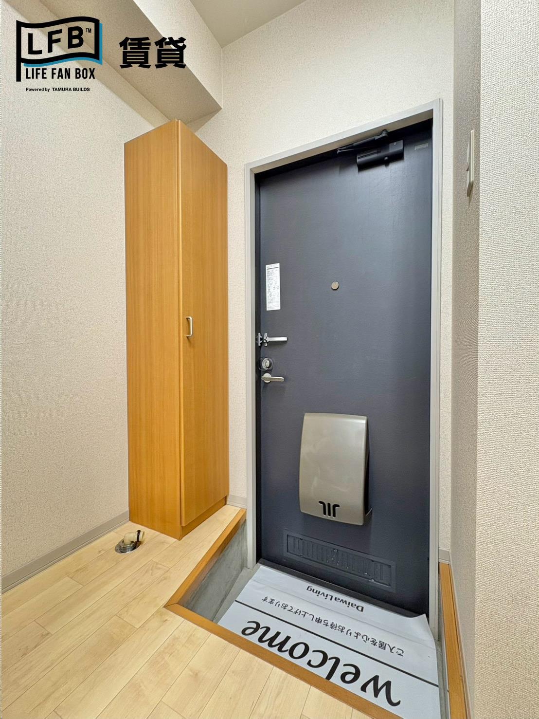 玄関　※同間取り102号室の室内写真です。壁紙や床の色など仕様が異