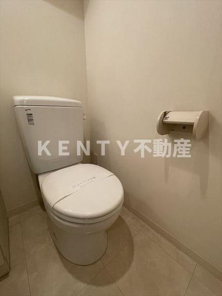 トイレ　落ち着いた色調のトイレです