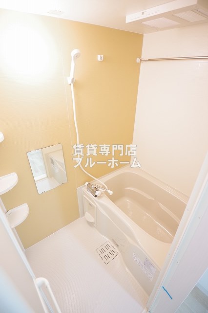 バス・シャワールーム　お風呂は浴室乾燥機付き！