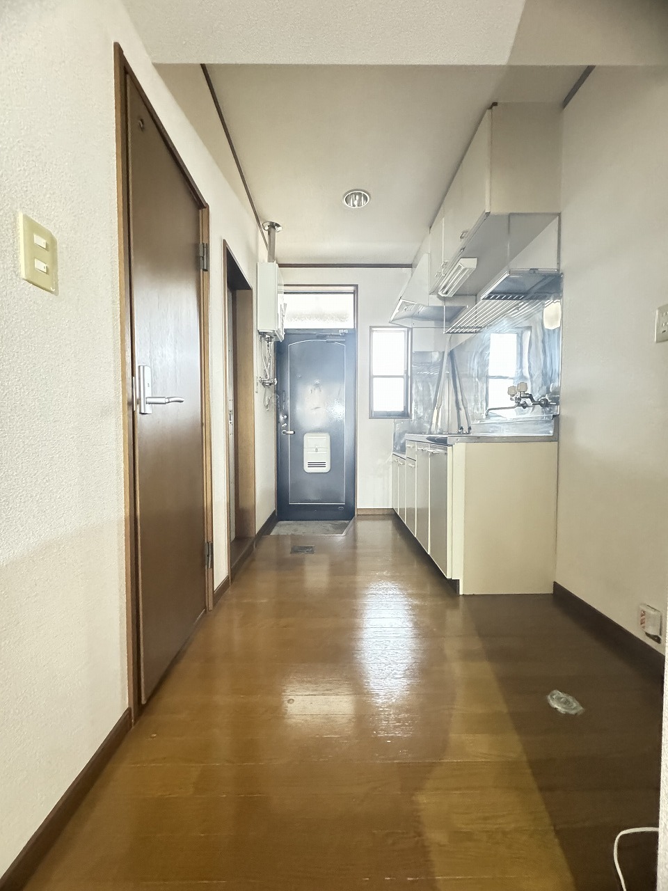 玄関　室内から玄関