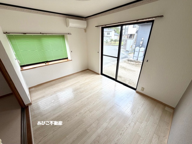 居室・リビング　エアコン付き、明るいお部屋です。
