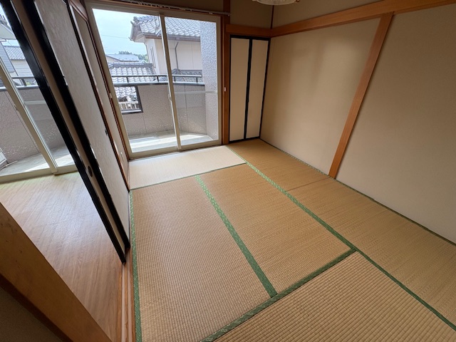 富谷市 2階建 築32年の居間写真
