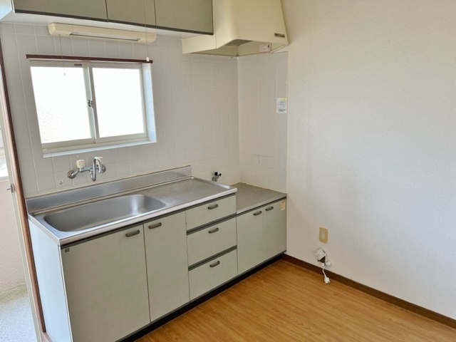 富谷市 2階建 築32年のキッチン写真