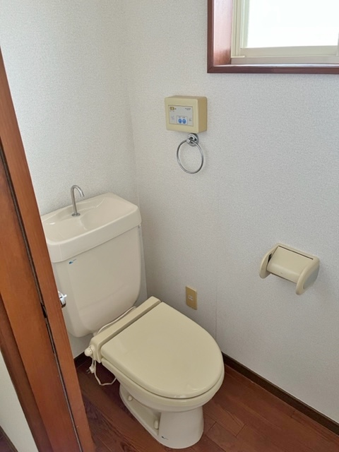 富谷市 2階建 築32年のトイレ写真