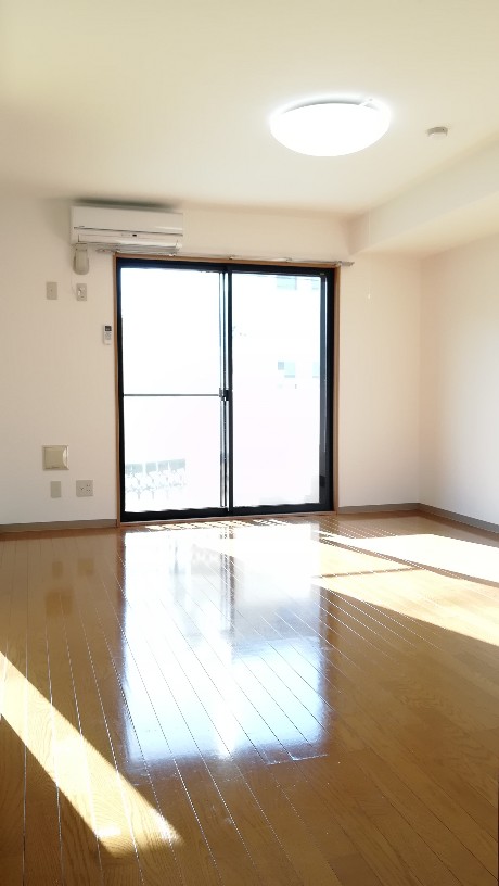 居室・リビング　ソファとテレビを置いて、とびっきりのくつろぎタイムを