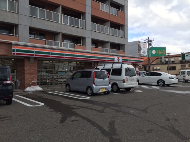 コンビニ　セブンイレブン新潟小新店（コンビニ）まで377m