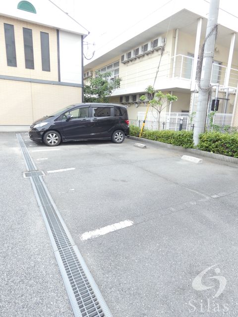 【大阪市西成区南津守のアパートの駐車場】