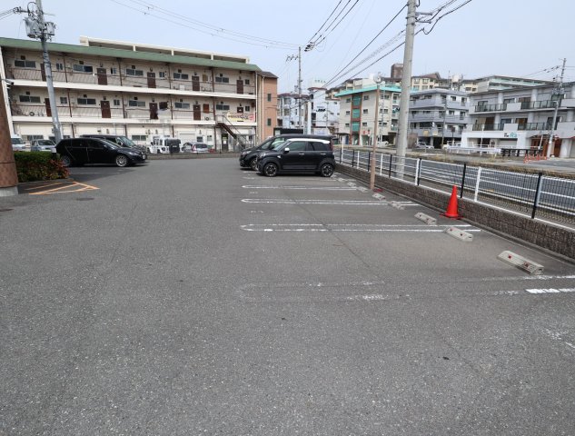 【生駒市山崎町のマンションの駐車場】