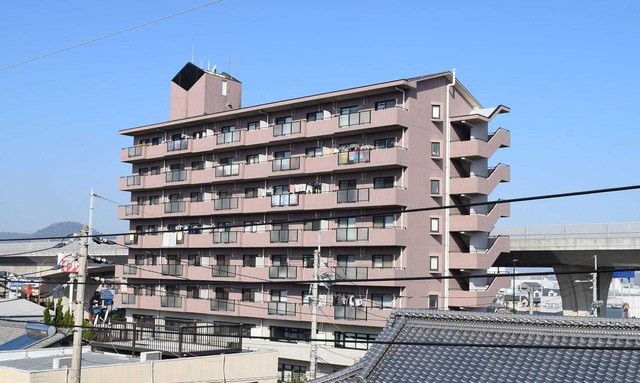 【高松市伏石町のマンションの建物外観】