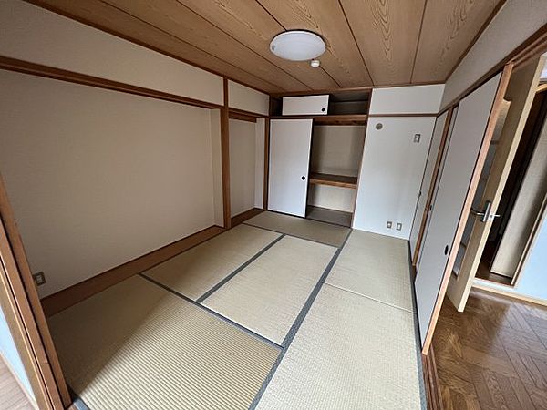 居室・リビング　畳の上でゆっくりとくつろげる和室です