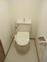 トイレ　落ち着いた色調のトイレです