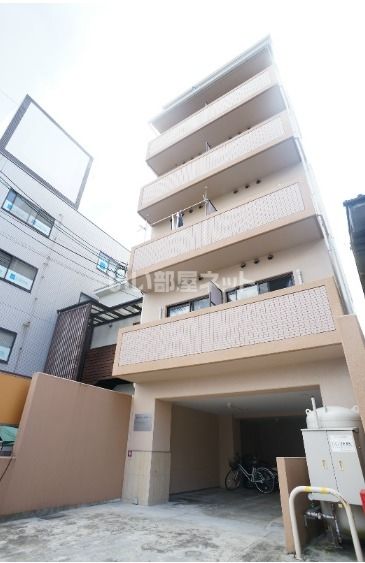 【京都市伏見区石田大受町のマンションの建物外観】