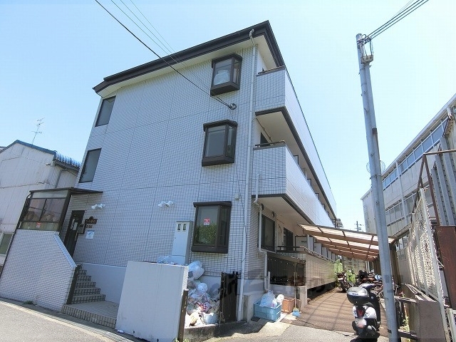 京田辺市興戸若宮のマンションの建物外観