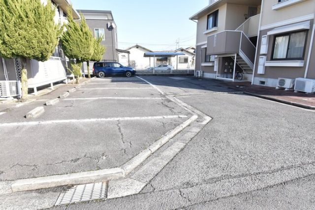 【スカイハイツ　B棟の駐車場】