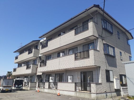 中新川郡上市町稗田のマンションの建物外観