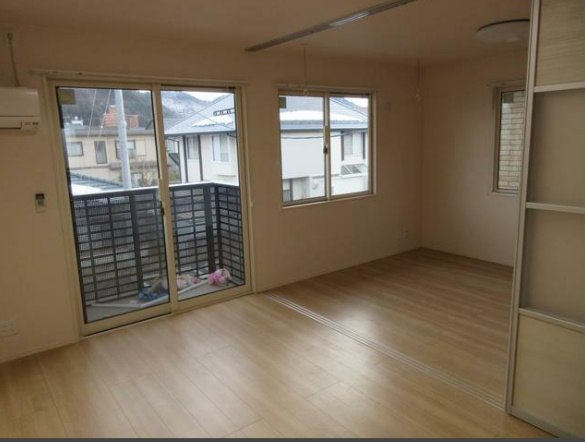 居室・リビング　太陽の光が差し込む明るいリビング