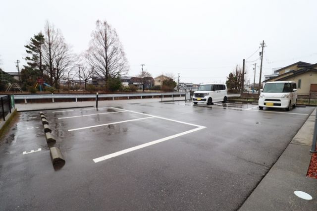 【野々市市押野のアパートの駐車場】