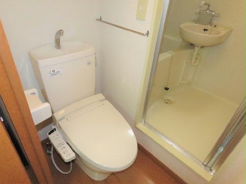 トイレ　トイレ内にお風呂の入口扉があります