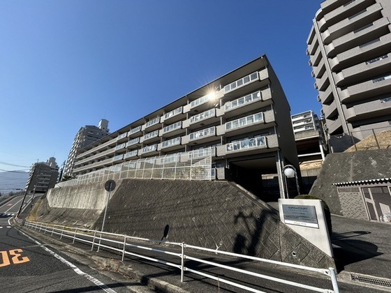 広島市西区井口台のマンションの建物外観