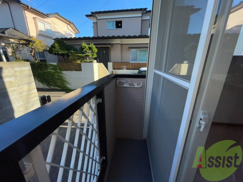 バルコニー　服など干すにはちょうどいいくらいのバルコニーですね。