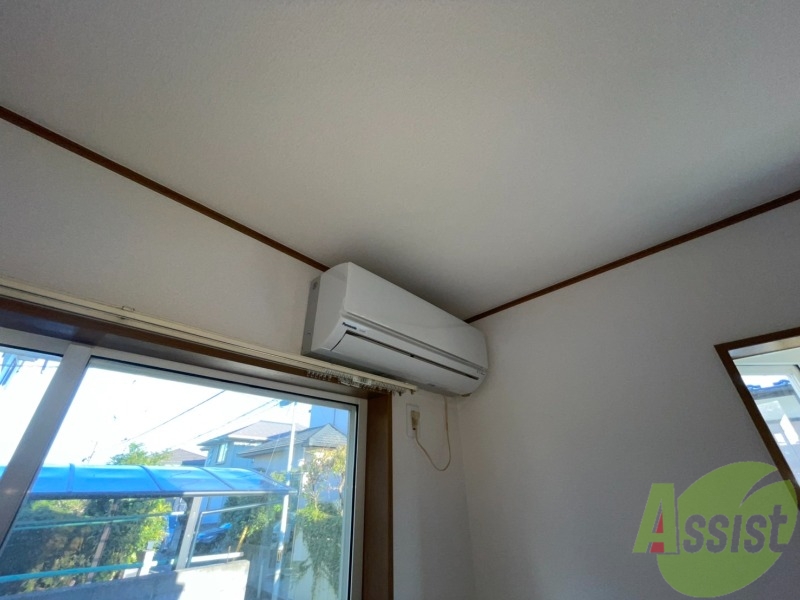 その他設備　リビングの角にエアコン１台設置されています。