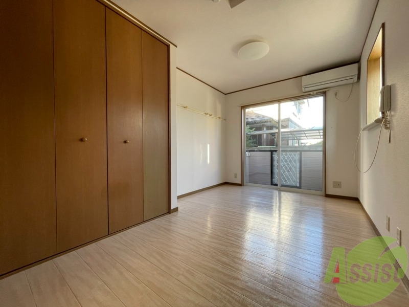 居室・リビング　一人暮らしにはちょうどいい部屋の広さになりますね。