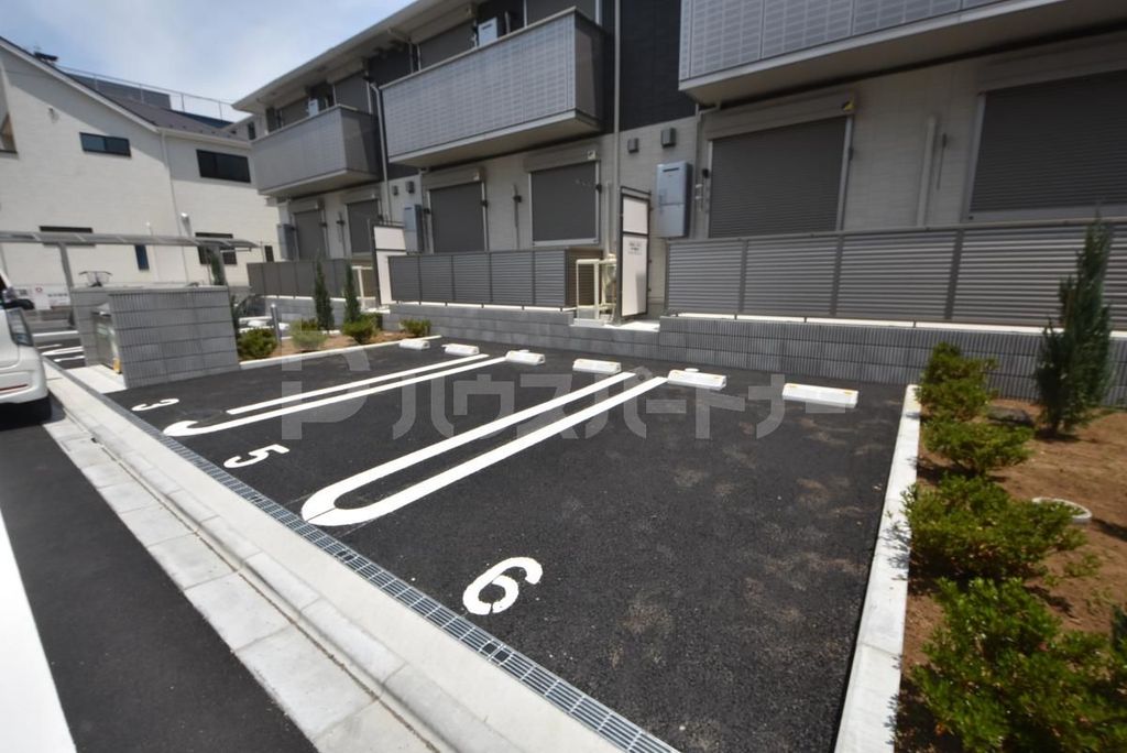 【市川市南八幡のアパートの駐車場】