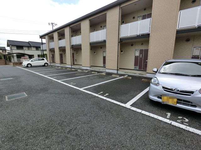 【成田市並木町のアパートの駐車場】