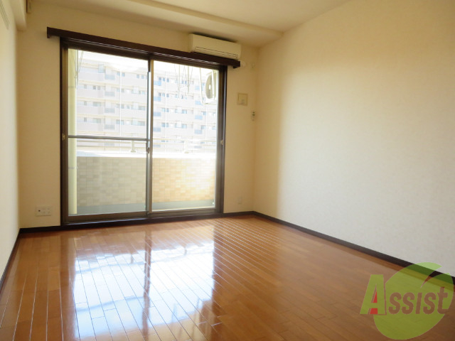 居室・リビング　洋室はとても広々としていて、日当たり良好。