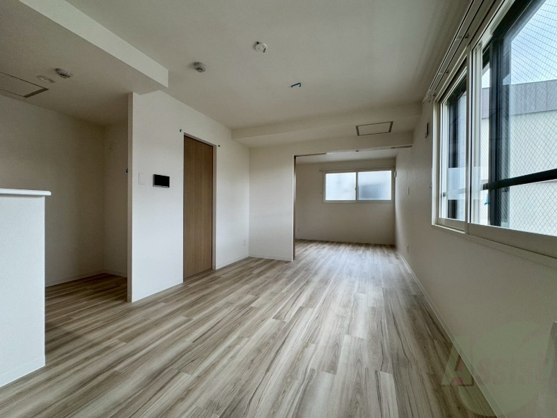 居室・リビング　フローリングや壁の色がお洒落な印象のリビングです。