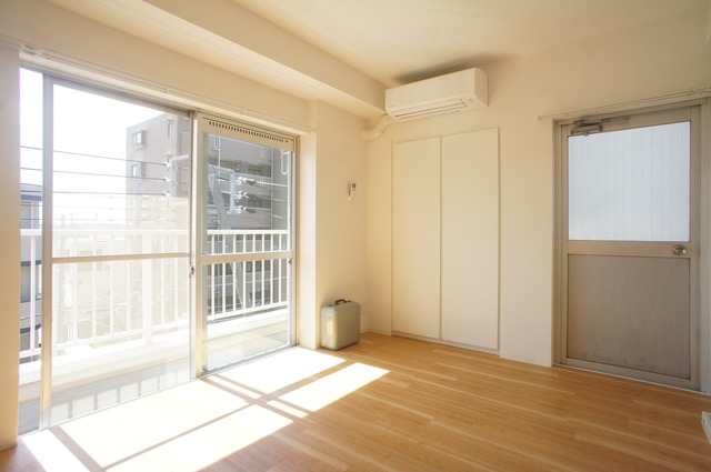 居室・リビング　２面採光なので、明るく風通しのよいお部屋です♪