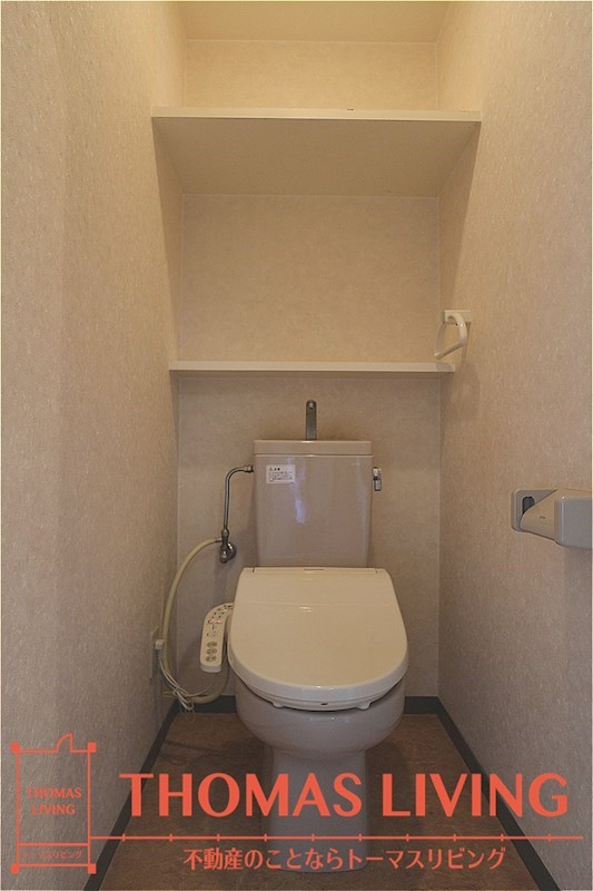 トイレ　収納棚があるトイレです。