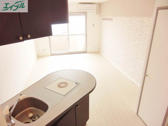 居室・リビング　オシャレなアイランドキッチンタイプのお部屋。